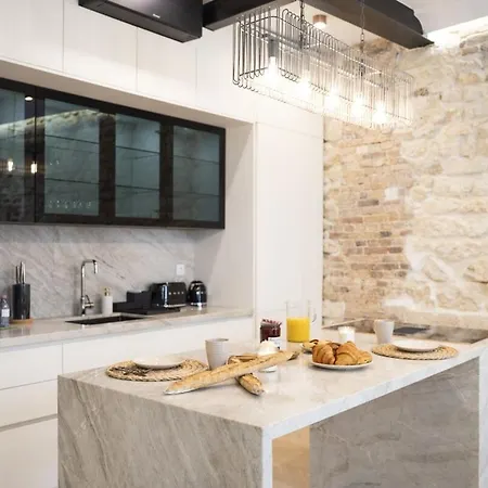Kaza Bella - Marais Modern Flat With Small Pool Appartamento